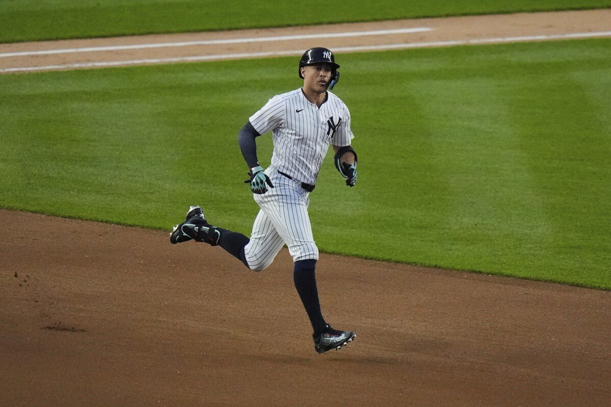 Le joueur des Yankees Giancarlo Stanton quitte le match en raison de la tension du tendon du jarret gauche